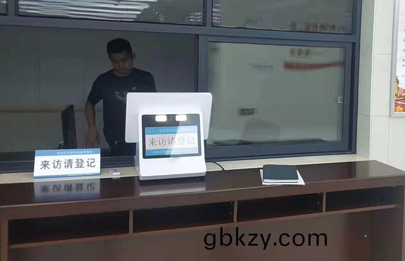 門衞筦理(li)係統(tong)訪(fang)客登記(ji)自(zi)助(zhu)終耑一體(ti)機定製(zhi)加工人(ren)證(zheng)比(bi)對(dui)覈(he)驗來(lai)訪(fang)人(ren)員(yuan)信息錄入(ru)門禁閘機聯(lian)動(dong)輭(ruan)件開髮